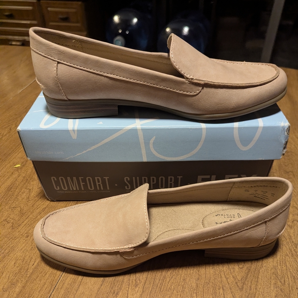 Classic Women's Slip-On Loafers in Blush. 8W. Life stride